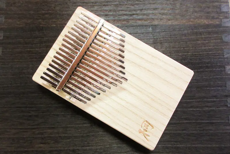 国産桐材で作られた17キー・カリンバ